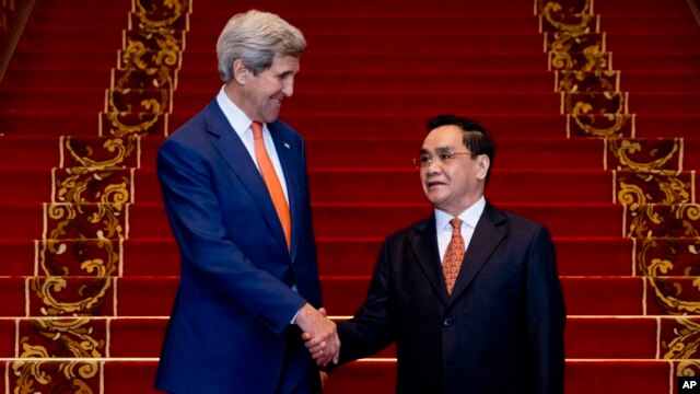 Ngoại trưởng Mỹ John Kerry và Thủ tướng Lào Thongsing Thammavong tại Vientiane, ngày 25/1/2016.