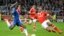 Ramires (dir.) do Chelsea tenta ultrapassar Luisão (esq.) do Benfica para chegar à baliza durante o jogo final da Liga Europeia na Arena de Amsterdão (15 de Maio)