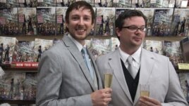 Jason Welker y Scott Everhart, una pareja homosexual de Nueva York, se casó el pasado 20 de junio en una original ceremonia celebrada en una tienda de cómics de Manhattan. 