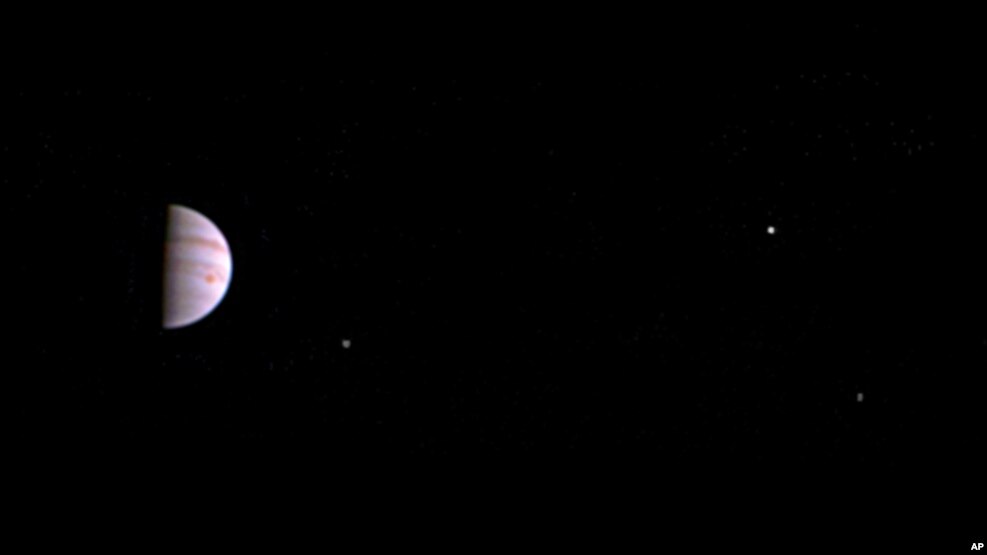 Cơ quan không gian của Hoa Kỳ vừa phổ biến bức ảnh hôm 12/7 cho thấy ba trong số bốn mặt trăng lớn nhất bay quanh sao Mộc, đó là Io, Europa và Ganymeade.