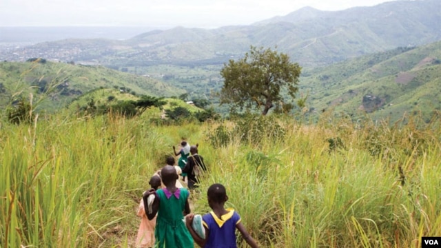 Children walking near the forest landscape restoration nursery in Kasese District, Rwenzori Mountains, Uganda. (AfDB)