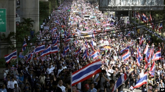 Anti-government demonstrators fill up a street during a rally in Bangkok, Thailand, Nov. 4, 2013. 