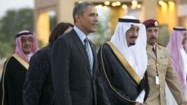 Putra mahkota Arab Saudi yang baru ditunjuk menjadi raja baru, Salman bin Abdulaziz Al Saud, saat mendampingi Presiden AS Barack Obama di Rawdat Khuraim, Arab Saudi, 2014.