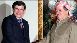 Serokê Herêma Kurdistanê Mesud Barzanî pêşwazîya Wezîrê Derve yê Tirkîyê Ahmet Davutoglu dike