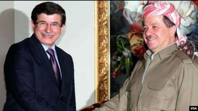 Serokê Herêma Kurdistanê Mesud Barzanî pêşwazîya Wezîrê Derve yê Tirkîyê Ahmet Davutoglu dike