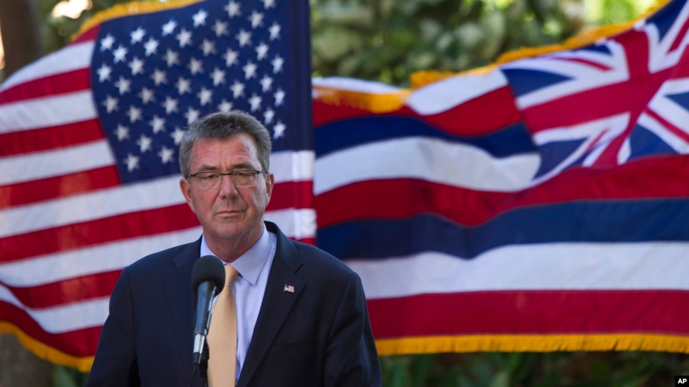 Trên nền là lá cờ Hoa Kỳ và Hawaii bay trong gió, Bộ trưởng Quốc phòng Ash Carter phát biểu tại một cuộc họp báo trong cuộc họp với các Bộ trưởng quốc phòng của ASEAN, diễn ra tại Kapolei, Hawaii, ngày 30 tháng 09 năm 2016.