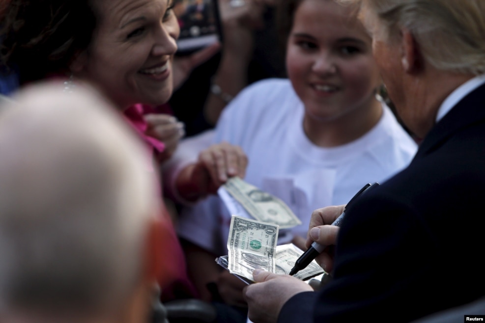 在南卡罗莱纳州，川普在钞票上给黑人支持者签名