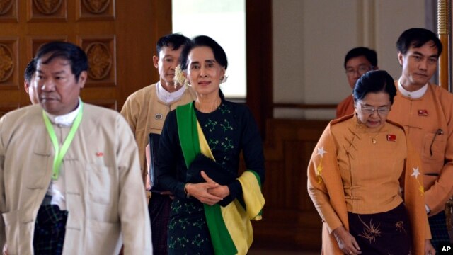 Bà Aung San Suu Kyi (giữa) đi cùng với các nhà lập pháp của Đảng liên minh Dân chủ Toàn quốc (NLD) tham dự phiên khai mạc Liên minh Nghị viện, ngày 08 tháng 2 năm 2016, tại Naypyitaw, Myanmar.