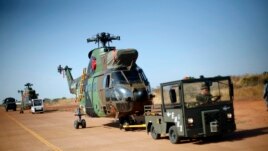 Jirgin sama mai saukar ungulu na Faransa a tashar jirgin sama na birnin Bamako dake Mali. Junairu 16, 2013.