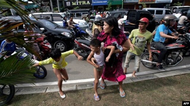 Los pobladores de Banda Aceh corren hacia zonas más altas tras el alerta de tsunami y los recuerdos del terremoto de 2004.
