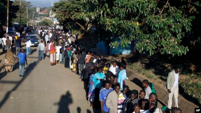 Kenyans line up to vote in Nairobi.