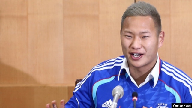 10일 한국 서울 축구회관에서 열린 기자회견에서 프로축구 수원블루윙즈 입단 소감을 밝히는 정대세 선수. 