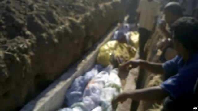 Một đám tang cho các nạn nhân trong vụ thảm sát ở Tremseh, Syria, 13/7/2012