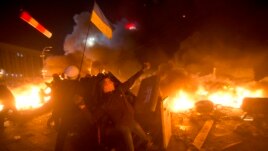 Ukrainë, 21 të vrarë në përleshjet mes policisë dhe protestuesve