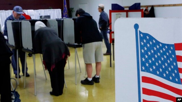 Американские избиратели голосуют. Город Спрингфилд, штат Иллинойс. 4 ноября 2014 г.