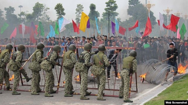 Quân đội và cảnh sát Việt Nam tham gia buổi diễn tập quy mô lớn về chống khủng bố, cứu con tin và ngăn chặn biểu tình, bạo loạn (ảnh chụp từ trang tuoitre).
