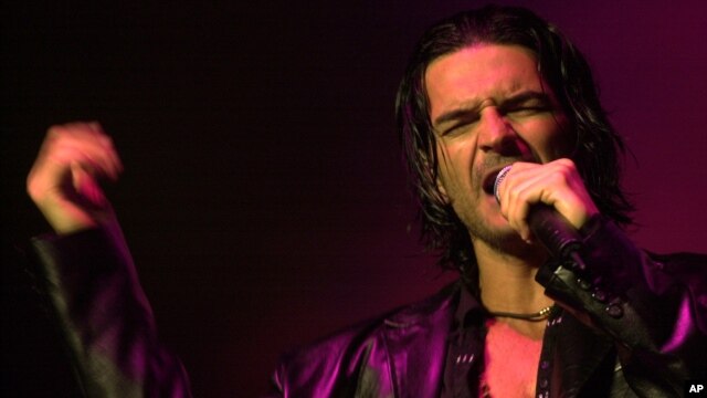 Con su presentación en el Teatro Comerica de Phoenix, Arjona comenzó la etapa en Arizona de la llamada Gira para Mantener las Familias Unidas.
