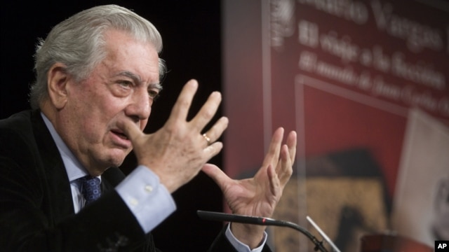 Mario Vargas Llosa dijo que el presidente venezolano tratar de instalar en su país una dictadura inspirada en Cuba.