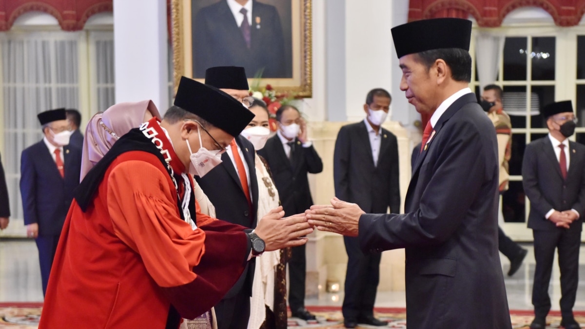 Di Tengah Polemik Masyarakat Presiden Jokowi Lantik Hakim Mk Baru