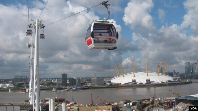 El teleférico de Londres sobre el río Támesis transporta pasajeros entre Excell y North Greenwich en seis minutos.                       