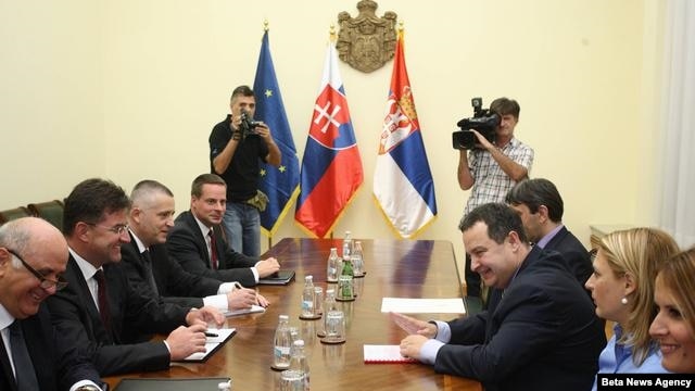 Predsednik Vlade Srbije Ivica Dačić i ministar spoljnih poslova Slovačke i izaslanik EU Miroslav Lajčak tokom sastanka u zgradi Vlade Srbije. 