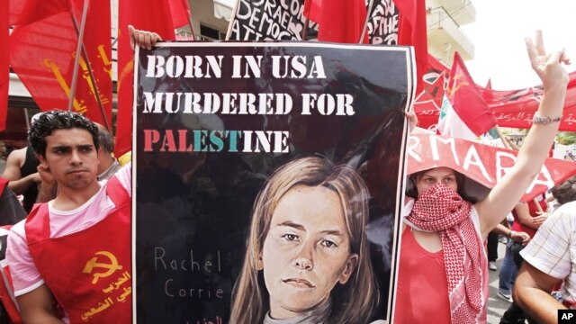 Người biểu tình cầm hình cô Rachel Corrie, nhà hoạt động Mỹ bị xe ủi đất của quân đội Israel cán chết trong cuộc biểu tình thân Palestine ở Dải Gaza năm 2003.
