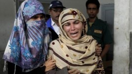 Rukhsana Bibi jibo qîza xwe digirî ku ji alîyê şekdarekî nebas ve, li nexweşxaneyeke li Qaracîyê hate kuştin. 12/18/ 2012