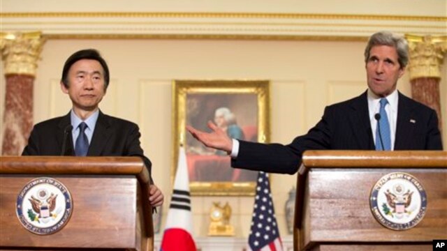 အေမရိကန္ႏိုင္ငံျခားေရး၀န္ႀကီး John Kerry နဲ႔
ေတာင္ကုိရီးယားႏိုင္ငံျခားေရး၀န္ႀကီး Yun Byung-Se တို႔ သတင္းစာရွင္းလင္းပြဲ ျပဳလုပ္စဥ္ (၂ ဧၿပီ ၂၀၁၃)
