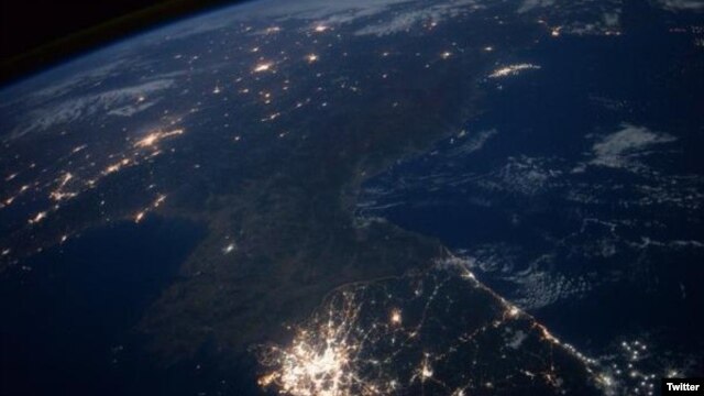 ±¹Á¦¿ìÁÖÁ¤°ÅÀå¿¡¼ Ȱµ¿Çϰí ÀÖ´Â ¹Ì Ç×°ø¿ìÁÖ±¹(NASA) ¼Ò¼Ó ½ºÄà Ä̸® ¾¾°¡ ÃÔ¿µÇÑ ÇѹݵµÀÇ ¹ã »çÁø. Çѱ¹Àº ºÒºûÀ¸·Î ȯÇÏÁö¸¸, ºÏÇÑÀº ¾ÏÈæ¿¡ ½×¿©ÀÖ´Ù.