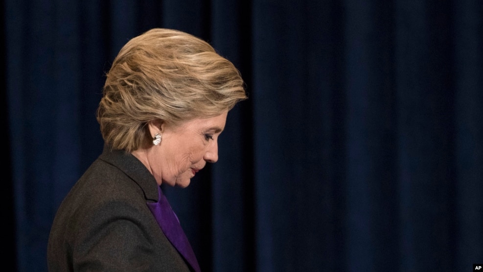 Bà Hillary Clinton bước khỏi sân khấu sau bài phát biểu chấp nhận thất cử ở New York, ngày 9 tháng 11, 2016. 