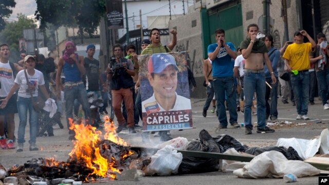 Ủng hộ viên của ông Capriles đập nồi niêu và đốt các bao rác trong cuộc tuần hành qua các đường phố của Caracas đòi phải kiểm phiếu bầu cử lại.