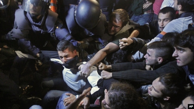 Police clash with protestors during a demonstration against austerity measures announced by the Spanish government, at the parliament in Madrid, Spain, September 26, 2012.