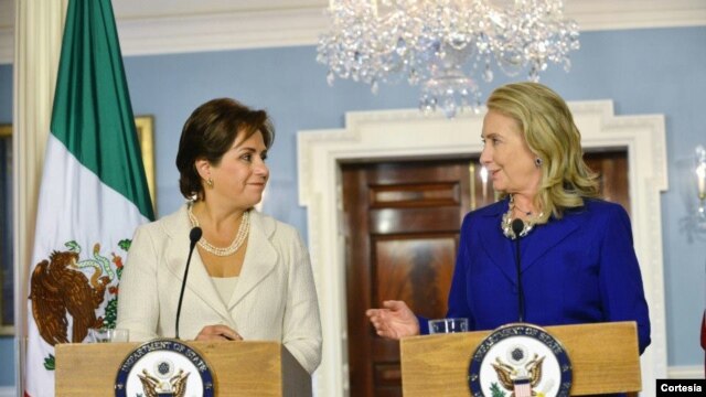 La secretaria de Estado de EE.UU., Hillary Clinton, entregó las declaraciones durante una rueda de prensa junto a la canciller mexicana Patricia Espinosa. [Foto: Departamento de Estado de EE.UU.]