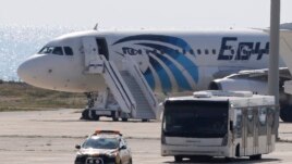 Xe buýt chở hành khách từ máy bay EgyptAir bị  cướp sau khi máy bay này hạ cánh xuống sân bay Larnaca ở đảo Síp ngày 29/3/2016.