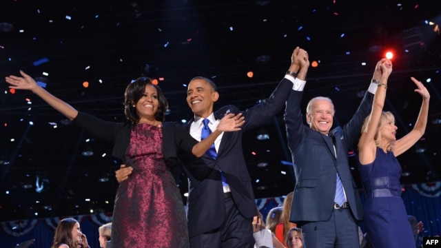  Serok Barack Obama û Cîgirê wî Joe Biden ligel malbata xwe serkeftina xwe pîroz dikin
