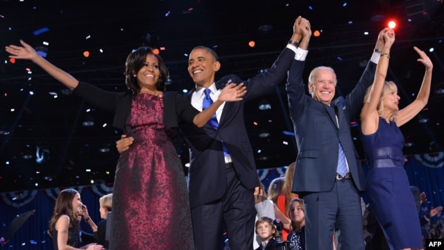 Tổng thống Mỹ Barack Obama, Đệ nhất phu nhân Michelle Obama, Phó Tổng thống Joe Biden và phu nhân Jill Biden  trong đêm bầu cử ngày 6 tháng 11, 2012 tại Chicago, Illinois.