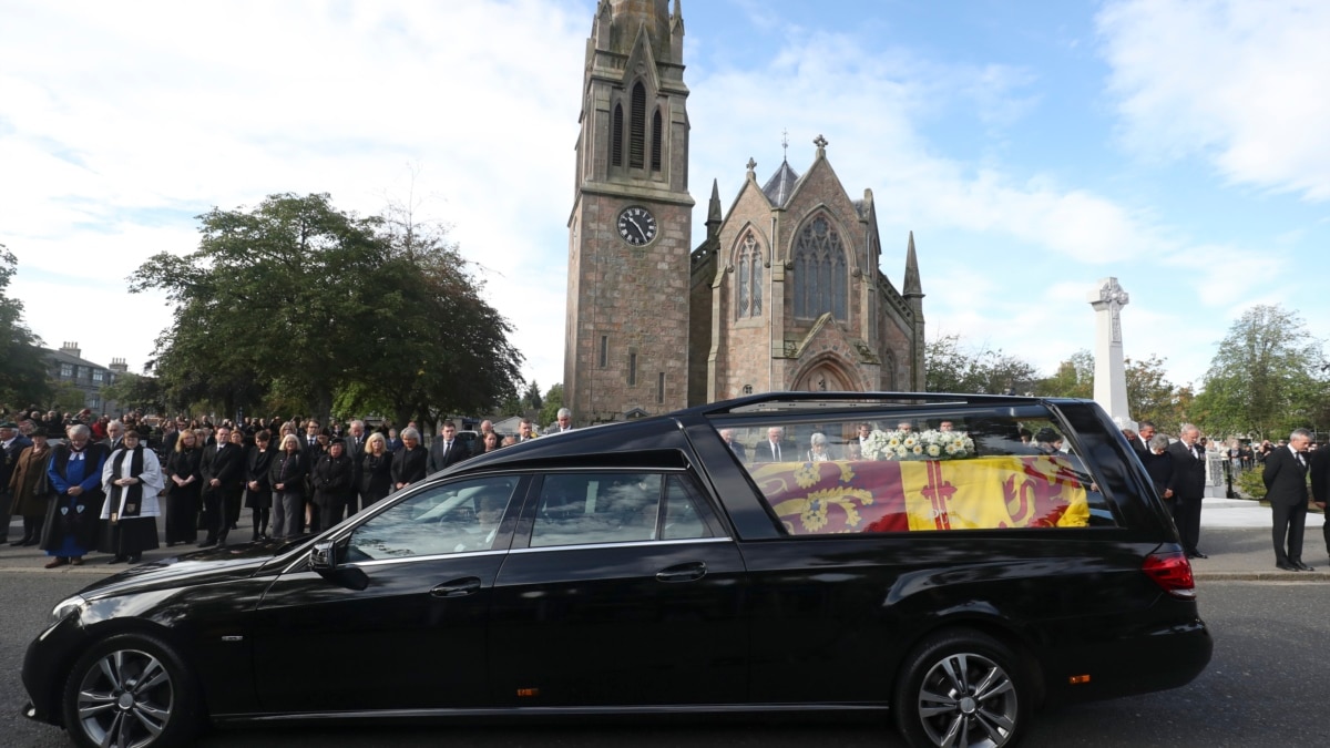 In Photos Queen Elizabeth S Final Journey Begins