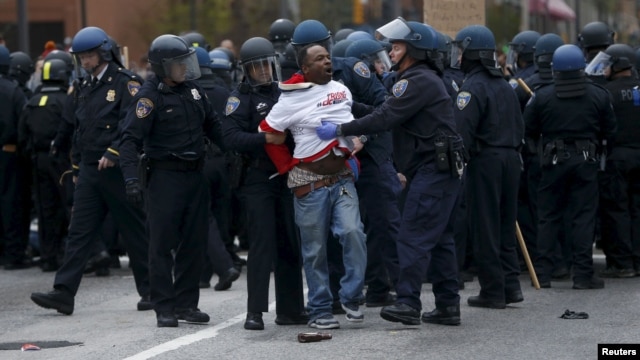 La policía detiene a un manifestante en Baltimore.