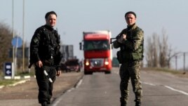 Binh sĩ Ukraine đứng gác tại một chốt kiểm soát gần thị trấn Armyansk tiếp giáp với bán đảo Crimea, ngày 23 tháng 3, 2014