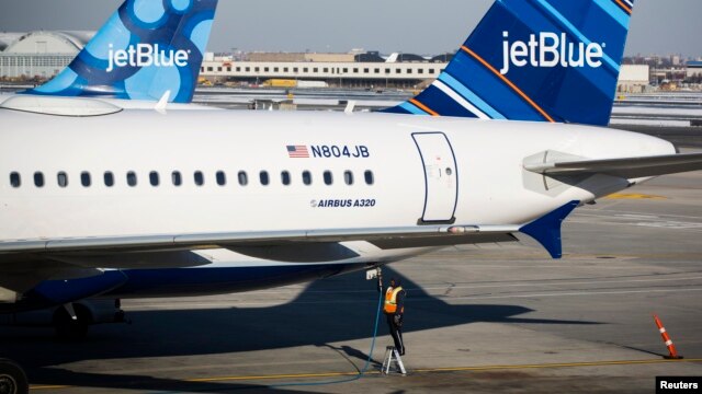 Một nhân viên nạp nhiên liệu cho máy bay hãng hàng không JetBlue trên đường băng của Sân bay Quốc tế John F. Kennedy, New York, ngày 11 tháng 12 năm 2013.