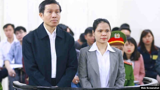 Blogger Anh Ba Sàm Nguyễn Hữu Vinh và bà Nguyễn Thị Minh Thuý trong phiên xử hôm 23/3. Ảnh chụp từ trang web Vietnamnet.