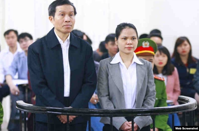 Blogger Anh Ba Sàm Nguyễn Hữu Vinh và bà Nguyễn Thị Minh Thuý trong phiên xử hôm 23/3/2016. Ảnh chụp từ trang web Vietnamnet.