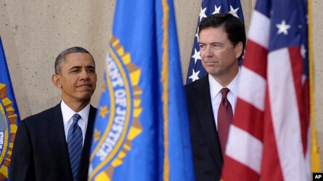 Tổng thống Barack Obama và ông James Comey tại trụ sở chính của FBI trong thủ đô Washington, 28/10/13