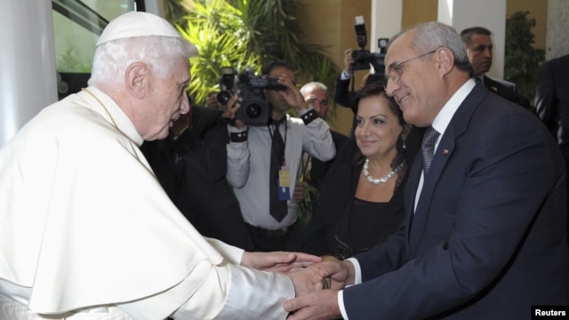 Pope Benedict XVI (L) shakes hands with Lebanon's President Michel Suleiman as he arrives at Baabda Presidential Palace near Beirut, September 15, 2012. 