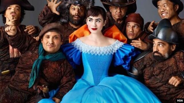 Martin Klebba, Jordan Prentice, Danny Woodburn, Ronald Lee Clark y Lily Collins en "Mirror, Mirror"