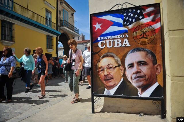 Tấm bích chương với ảnh Chủ tịch Cuba Raul Castro (trái) và Tổng thống Mỹ Barack Obama cùng hàng chữ "Chào mừng đến Cuba" bên ngoài một nhà hàng ở Havana, Cuba, ngày 17/3/2016.