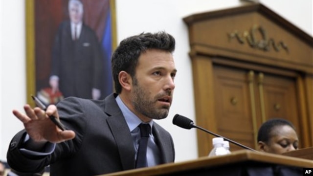 O voluntarismo de Ben Affleck está para a República Democrática do Congo, como o de George Clooney está para o Darfur, no Sudão - Fotografia do actor americano na sua audiência no  Congresso dos Estados Unidos. Dec - 2012
