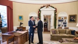 El excandidato Mitt Romney fue invitado por el presidente Obama para involucrarlo en los compromisos que deben hacer los republicanos en el Congreso para evitar el abismo fiscal. [Foto: Casa Blanca]
