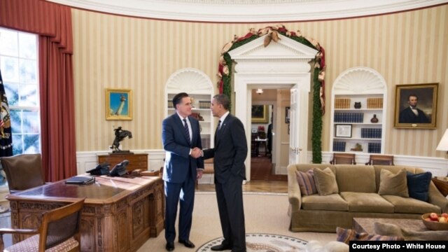 El excandidato Mitt Romney fue invitado por el presidente Obama para involucrarlo en los compromisos que deben hacer los republicanos en el Congreso para evitar el abismo fiscal. [Foto: Casa Blanca]