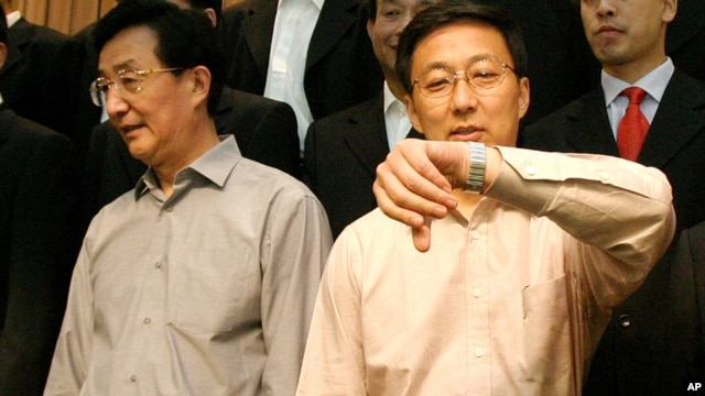 2004年9月上海市长韩正（右）和中共上海市委书记陈良宇（左）在一次中共会议后